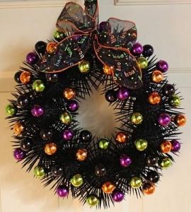 Now this looks quite pretty for a Halloween decoration. Then again, this seems to be borrowing from Christmas.