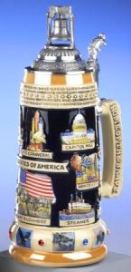 Now this one has a lid with the Liberty Bell, baby. Also has other stuff America's known for as well. Probably could be found in a lot of souvenir shops in the US during the 1970s.