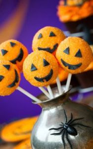 Of course, since jack o'lanterns are such iconic symbols of Halloween, I had to include cake pops of these. Nevertheless, so cute.