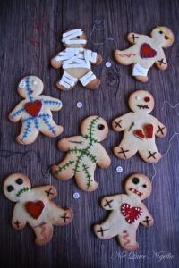 Like gingerbread men Christmas cookies, you can customize them any way you want. And they can be quite amusing, too. Like the one under wraps.