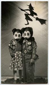 Okay, I may not be a fan of Mickey and Minnie (nor Disney cartoons in general). But these two really give me the impression that the old Disneyland was way terrifying than I imagined.