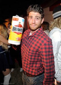 Heard that this guy is so hot that people buy his paper towels just for the packaging. Still, it's a pretty clever costume, especially since he has a manly plaid shirt to match the wrapper.