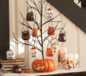 Now this is cute. Just a jack o' lantern and a small tree with treat bags. I'm sure people will love this.