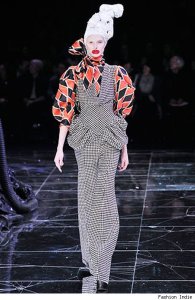 Because she needs to make the audience laugh while in style. Yes, clowns care about fashion, too, you know.