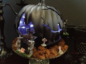 Now unlike many of the pumpkin dioramas here, this one is carved in a rather unusual way to give it a spooky feel. Still, not sure how that can be pulled off.