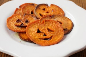 Of course, since sweet potatoes are orange on the outside, you have to make jack o'lanterns out of the slices. Still, quite cute and clever.