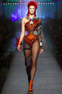 This might be on purpose but still, looks almost exactly like 1970s David Bowie with boobs. Not sure what to think about that.