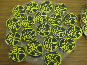 Now these might have black icing and only use the outline. But it's still artistically better than what I could've done.