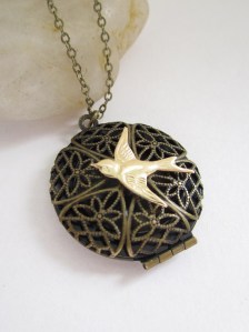 Now this is very pretty. Wouldn't mind having this myself. Yet, I usually buy jewelry at yard sales anyway.