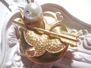 Contains a peal, a Mockingjay, an arrow, and a locket. Of course, it's pretty devastating to Katniss that Peeta got captured.