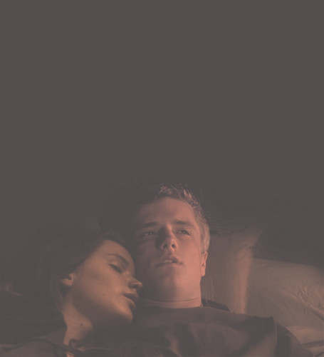 Katniss-Peeta-Catching-Fire-the-hunger-games-movie-33405194-455-500