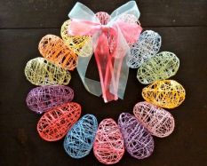 I think you wrap some string dipped in glue around the egg. Not sure how you get the eggs out. Still, like the bow.