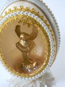 Yes, I know that eagles aren't necessarily Easter creatures. But they're majestic, especially gilded ones like this.