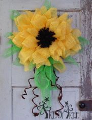 I know sunflowers aren't in season at the moment. But this doesn't make the wreath like this less beautiful.