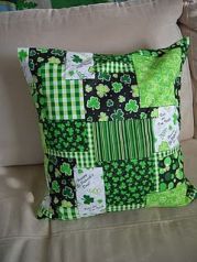 Guess it's made by the same person who did the wreath earlier in this post. Still, I like it even if it might hurt Irish eyes.