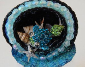 Now this has to be a craft project. The fish is probably a pin. Yet, I like the shells.