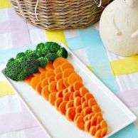 Consists of sliced carrots and broccoli. Yet, will go great with the cauliflower bunny.
