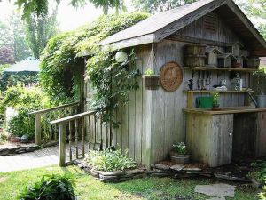 Yes, the wood doesn't seem the greatest. But you have to love the ivy on this thing. Lovely.