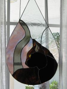 Many of the cat suncatchers show the cat from the back. This one at least shows the eyes.