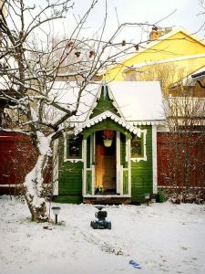 Seems like the white roof goes well with the snow on the ground. Of course, it might also be covered in snow, too.