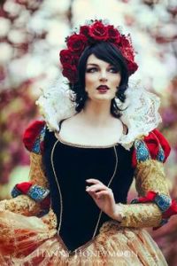 Well, this is a very dress. I think this look was inspired by the 1500s. Love the ruff and the rose crown.