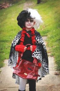 Like how she's carrying a red handbag with her costume. And she's wearing leopard prints, too. So creative.