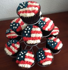 Yes, these are cupcakes of the stars and stripes itself. And I certainly couldn't do a better job decorating them then its bakery.