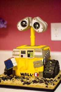 Because WALL-E is such a cute, expressive, and sweet robot that brings you to tears. This cake is so adorable.