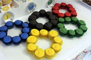 And like the rings, they're in 5 different colors. Makes a great champion addition to an Olympic dessert platter.