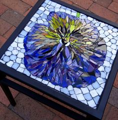 Well, here's a large pansy of mosaic tile. All in its spring glory, in fact. Love it.
