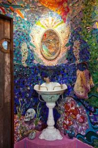 Now I know it's not uncommon for bathrooms to have ocean themed decor. But this takes it to a new level, especially in mosaics.