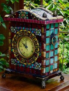 Normally I wouldn't say maroon and teal go together. But I think both colors give a distinctive feel on this clock.