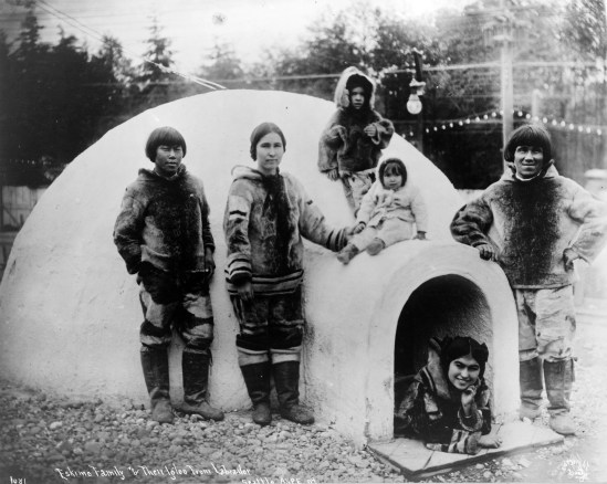 Eskimo_family_and_their_igloo_cph.3c36050