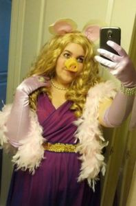 Knowing how self-absorbed she could be, I can totally imagine Piggy doing this. Even dressed to the nines.