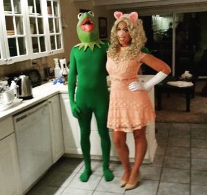 Luckily for Piggy, she'll see plenty of costumes of moi on this post. So will Kermie who's in a skin tight green body suit.