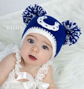 Yes, I know it's another pom pom hat. But it's in a different style than the one from Denver. So cute.