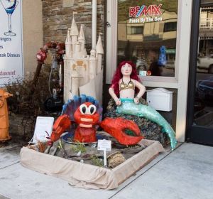 And it seems that Ariel isn't in her trademark seashell bra. Still, wish I can find other Disney scarecrows.