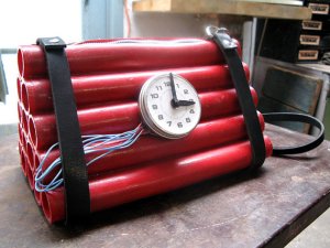 Now that's a purse you wouldn't be able to get pass the TSA. Because it really looks like a bomb. Wonder how anyone could explain that.