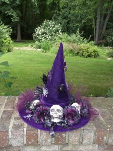 Now this is a kind of wreath a witch would want. Doesn't hurt that it has some flowers.