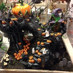 Man, this seems to be covered in ghosts and pumpkins. Wonder where the pumpkin patch is from the pumpkin house.