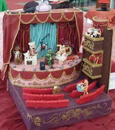 Yes, I know it's another Muppet Theater cake. But this one even has boxes for Statler and Waldorf. Also the Muppets are in action.