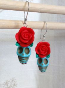 If these skulls were surrounded by other flowers, they'd be perfect with the pendant necklace. But they don't. Then again, sometimes it's best to be simple.