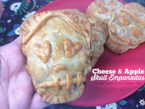 Guess these are small apple pies. Like how this skull one has heart eyes.