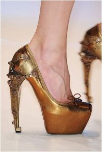 Had to put a steampunk shoe somewhere in this post. Notice how the heel looks mechanized.