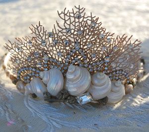 Unfortunately, I couldn't find appropriate seashell crafts on Pinterest for a seashell bra. Because I know the shells involved are fake.