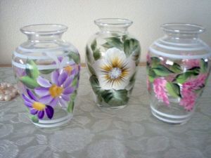 Well, they're not like the other flowery vases I previously showed. But they're surely finely painted.