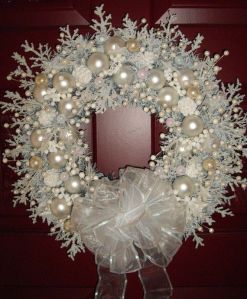 This one is quite fancy compared to the snow wreaths I posted so far. But I couldn't do a second craft post without it.