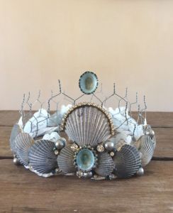 However, since it contains chicken wire, I'm not sure if it would be very comfortable. Might go well with a mermaid costume though.