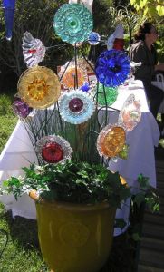 Yes, these are glass plates made into flowers. Don't ask me how it's possible. But I really love this one.