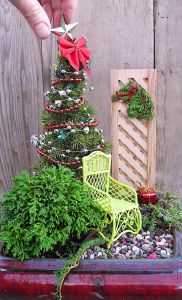 And I see the tree here is resplendently decorated. Love the red bow. The horse wreath is nice, too.